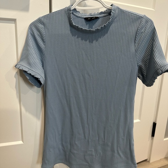 💙RW&CO crew neck frilled sleeve tshirt - medium - Picture 5 of 9